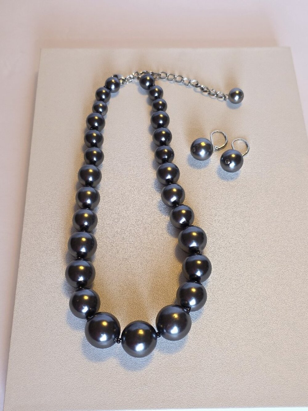 Gray Graduated Faux Pearl Necklace & Earrings Set Silver Tone 16-19"